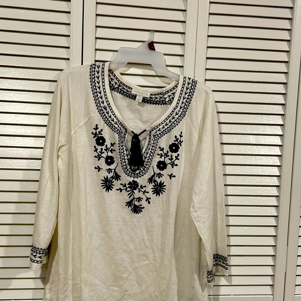 Embroidered with a blue design in front tie in front white with blue design
